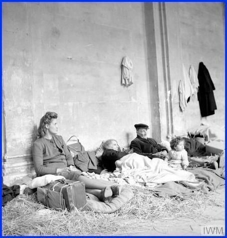 Photos Anciennes - Réfugiés monastère de Caen 1944