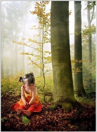 Enfant Fillette - Dans les bois