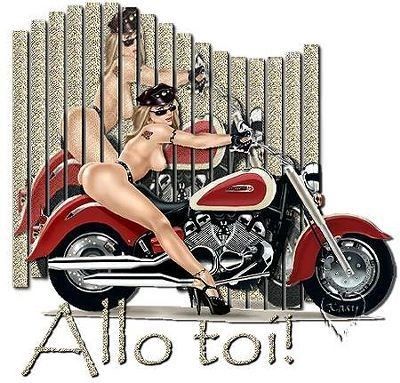 Motards - Femme sur moto rouge