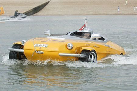 Véhicule Insolite - Auto jaune sur l'eau
